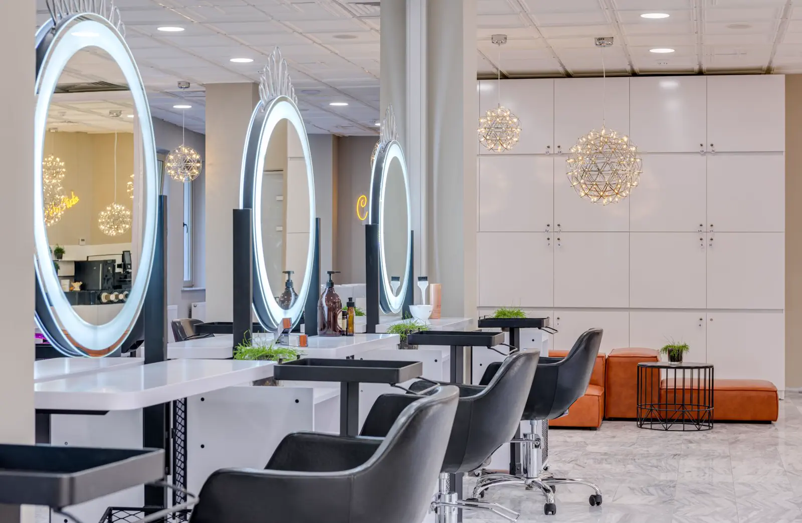 Interior del salón de belleza con espejos, lámpara y sillón de estilismo