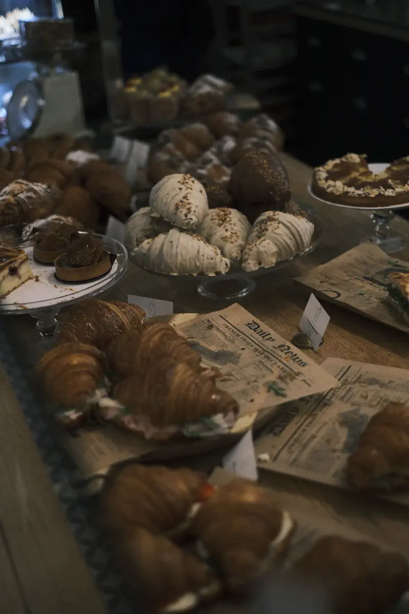 Bandeja de croissants y facturas recién horneadas