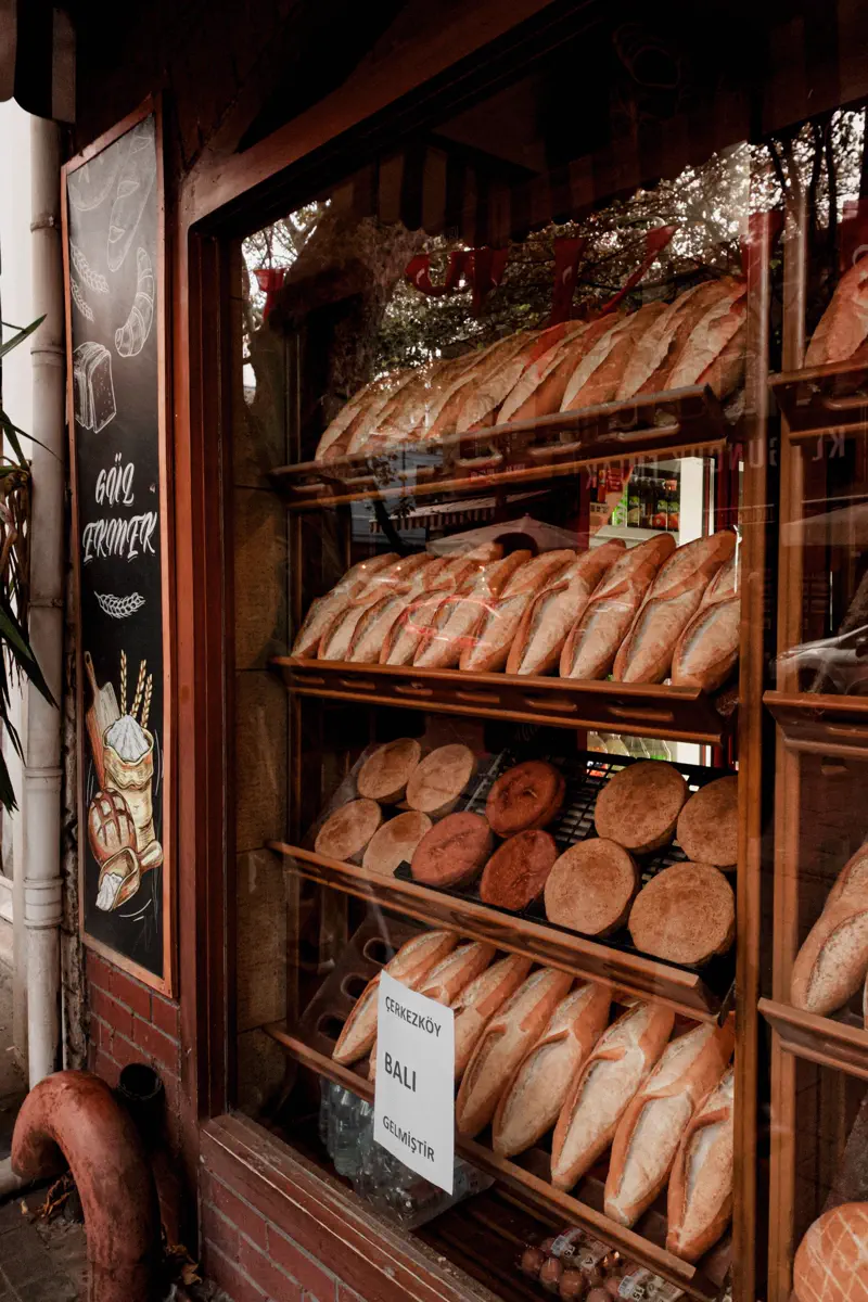 Frente de la panadería con panes en la vidriera