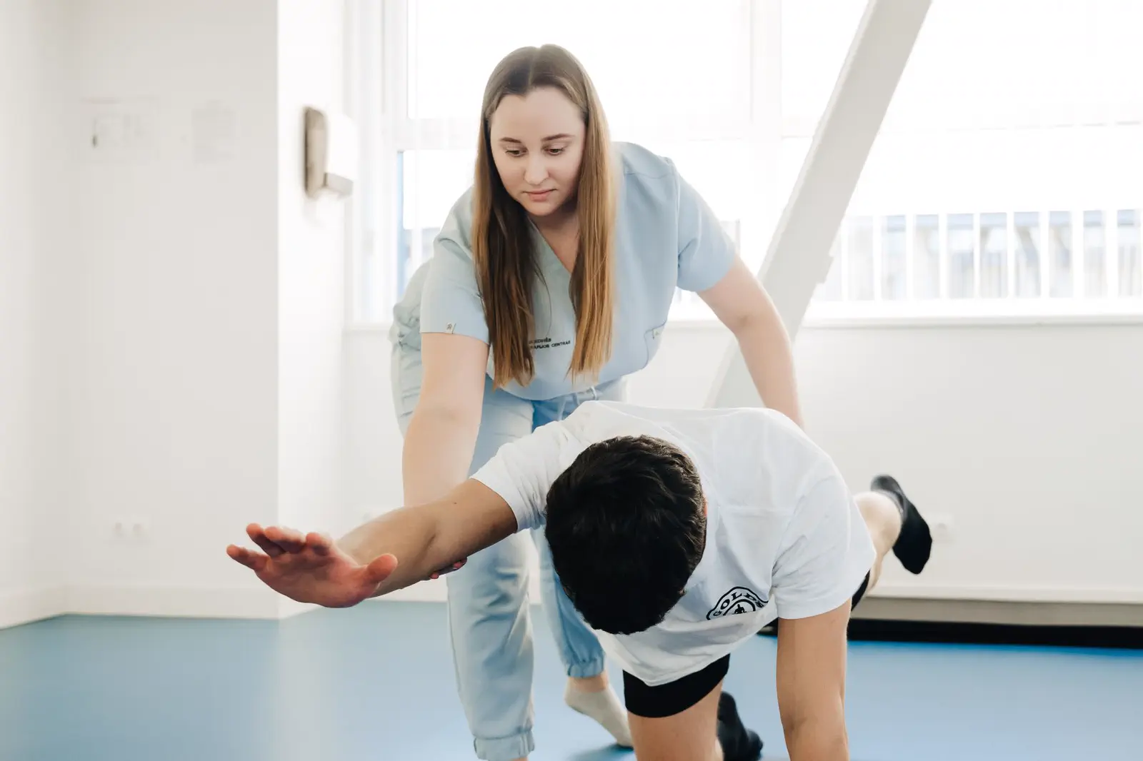Sesión de kinesiología en un consultorio luminoso