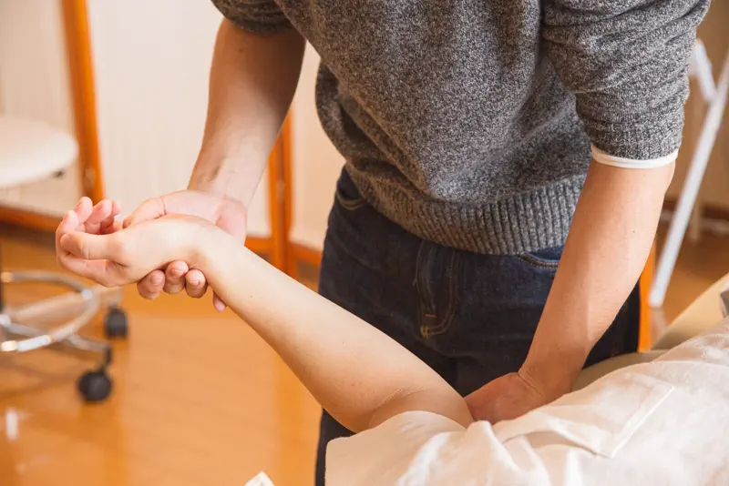 Detalle de un masaje osteopático en manos del profesional