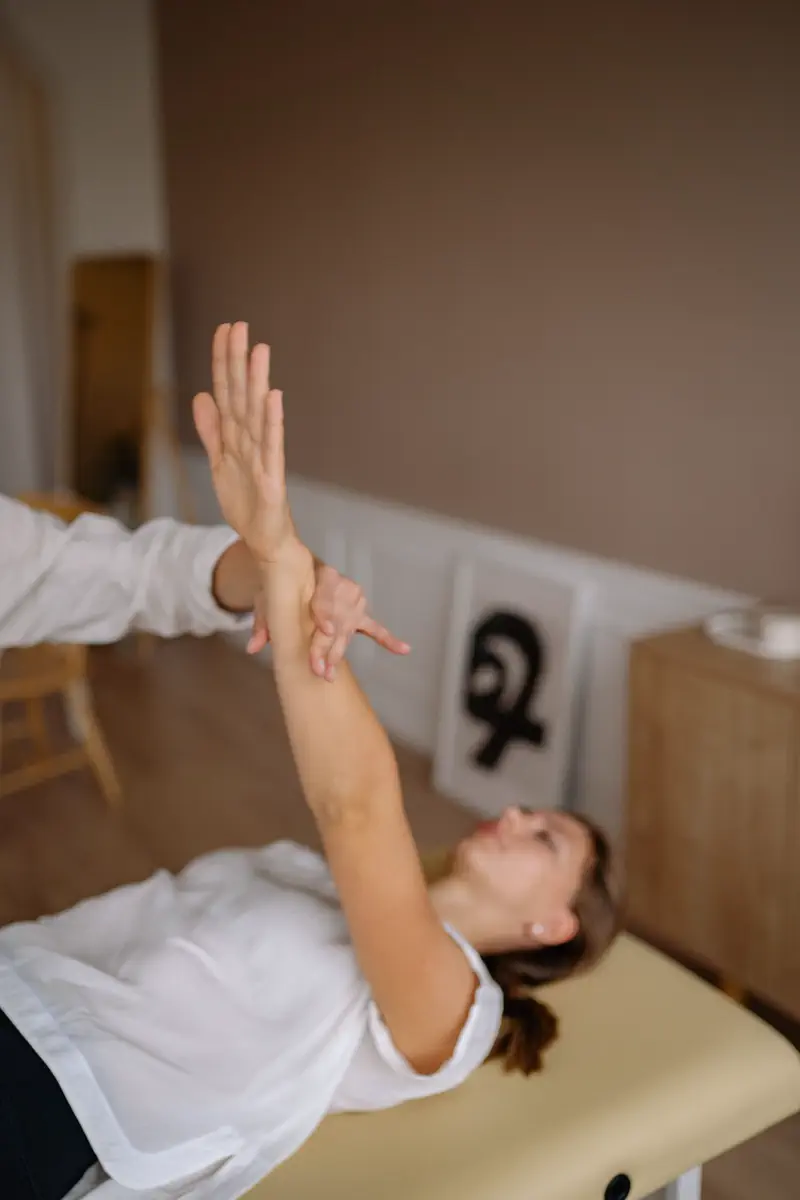 Ejercicio de elongación guiado por la kinesióloga