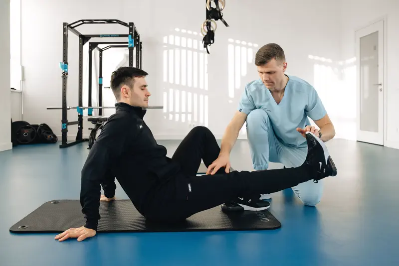 Rehabilitación con equipo de kinesiología