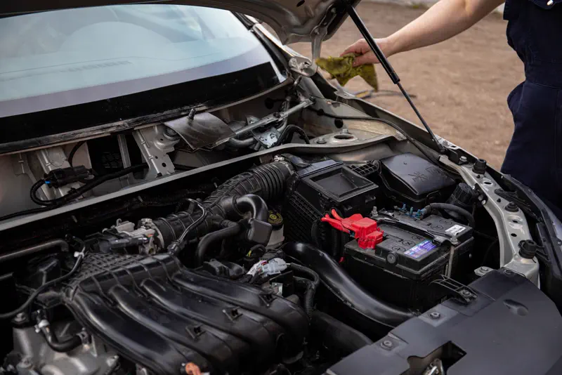 Revisión del motor y la batería de un auto
