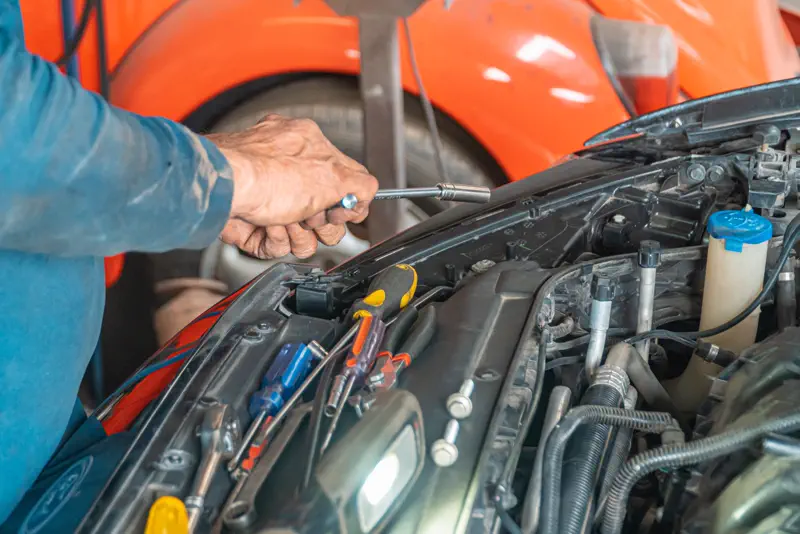 Mantenimiento de motor con herramientas en el taller